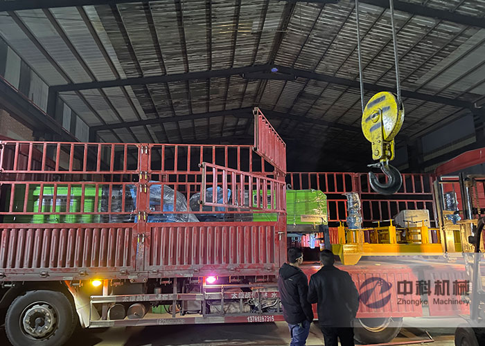 90液壓濕噴機(jī)、冷彎?rùn)C(jī)發(fā)貨現(xiàn)場(chǎng)-0